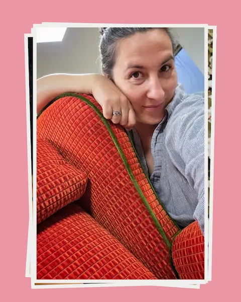 Portrait von Tetyana Pfeffer wie sie auf einem Möbelstück lehnt